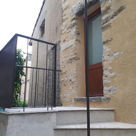 Petite Maison D'artiste Dans Un Village Provencal